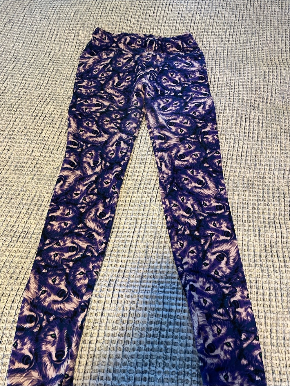 **RARE** LuLaRoe Purple Wolves One Size Leggings - Lavender & Violet Print